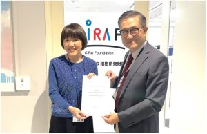 圖 合約簽署留影紀念,由新原生董事長郭旭崧及CiRA基金會理事高須直子教授代表簽署